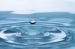 La ósmosis inversa es una técnica de purificación de agua que utiliza una membrana semipermeable.